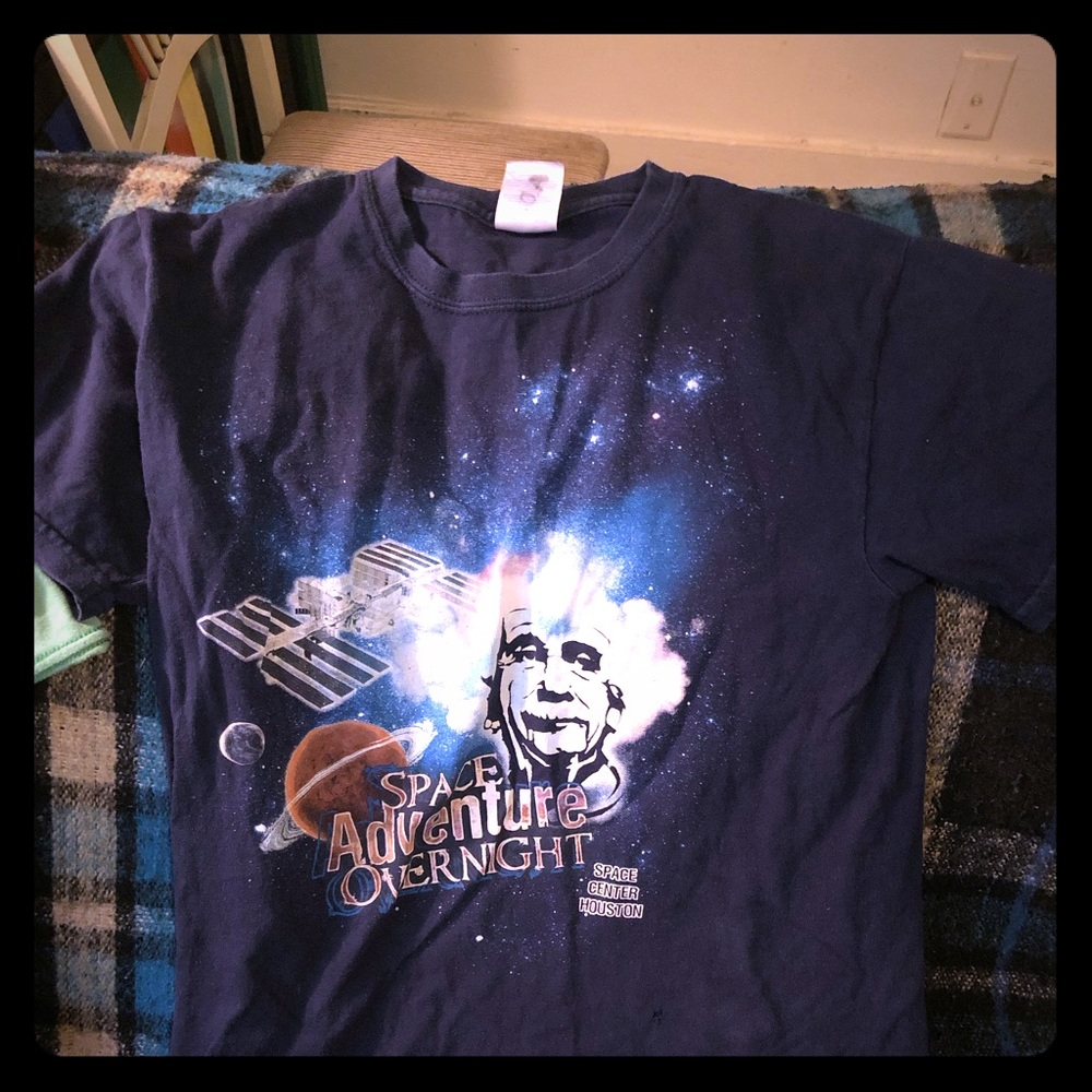 Lot 6 random men’s tshirts.